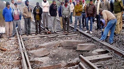 Maoists disrupt train services in Jharkhand