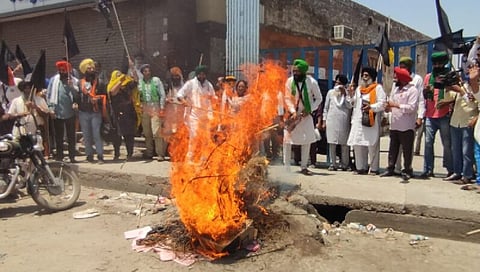 Farmers mourn death, protest against BJP leaders