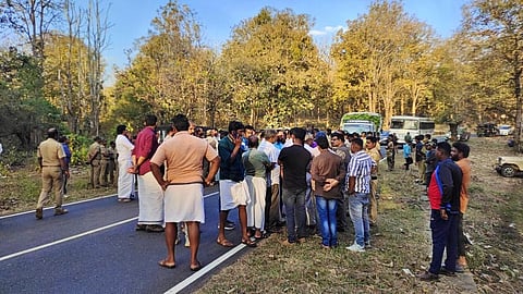 An irate mob blocking forest officials near Kattikulam in Wayanad district