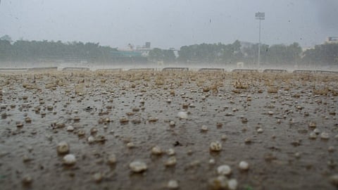 Thane city records 48.7 mm rains; iron arch collapses on road amid gusty winds in Navi Mumbai   	
