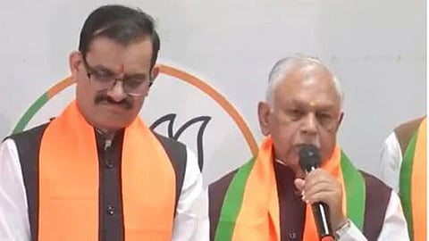 Former Congress MP Gajendra Singh Rajukhedi and former Union minister Suresh Pachouri (R)