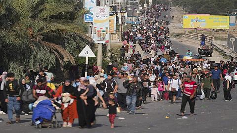 People from south Gaza flee from Rafa as Israeli troops pounding the Hamas militants
