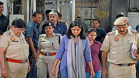 AAP MP Swati Maliwal (centre) along  with Delhi Police