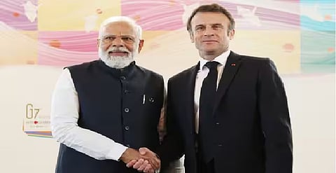 PM Modi (L)  and French President Macron (R) 