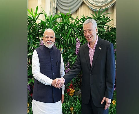 PM Modi meets former Singapore PM Lee