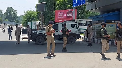  Jammu and Kashmir Police has seized immovable properties of five operatives of the proscribed terrorist group Hizbul Mujahideen in the Gool area of Ramban district, an official spokesperson said on Friday.