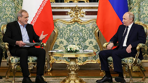 Russian President Vladimir Putin and his Iranian counterpart Masoud Pezeshkian (L)