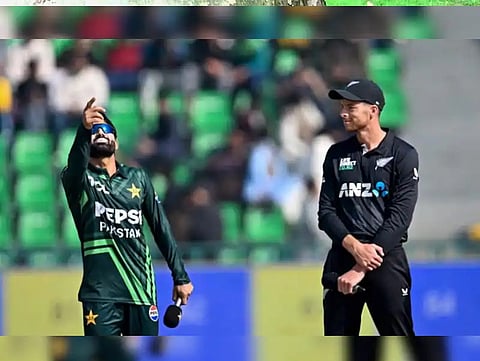  Defending champions Pakistan won the toss and elected to bowl against New Zealand in the Champions Trophy opener here on Wednesday.