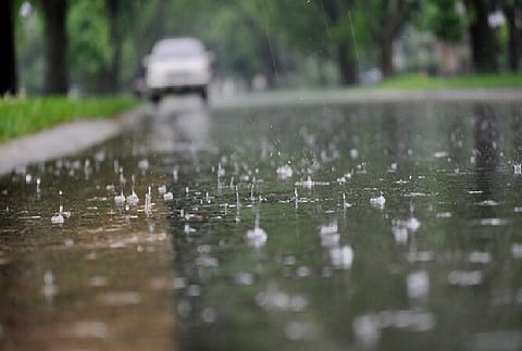 Moderate to heavy showers lash Mumbai, thunderstorm forecast
