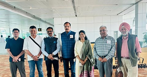  The flight carrying the Indian parliamentary delegation led by DMK lawmaker Kanimozhi arrived at Domodedovo international airport with a delay of about 40 minutes, the people said.
