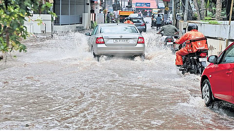 Heavy rain batters Kerala; IMD issues red alert for seven districts 