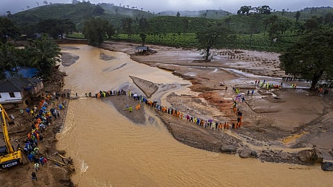 Heavy rain triggers flood fears 