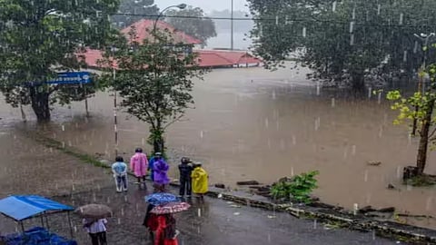 Heavy rainfall alert issued in six districts as rain batters Keralam