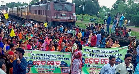 Agitators from the Kurmi community block railway tracks