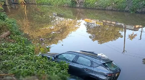 Doctor dies after car falls into canal in Kottayam  