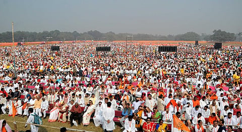 Lakhs participate in mega Gita recital in Kolkata