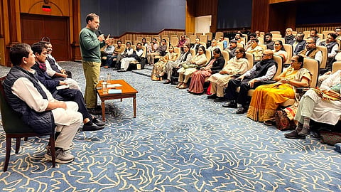 Rahul meets leaders of farm unions