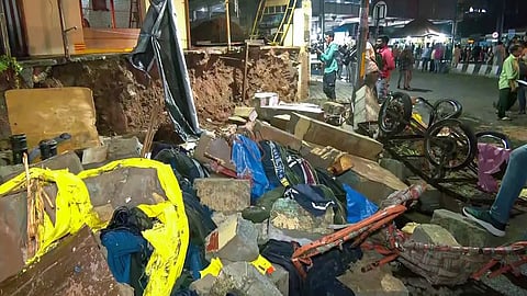 A hospital compound wall collapsed in Bengaluru, claiming the lives of seven people.