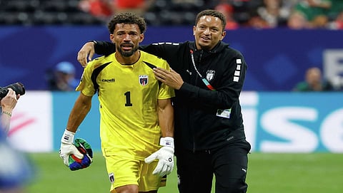 40-year-old Cape Verde goalkeeper Vozinha  (L)