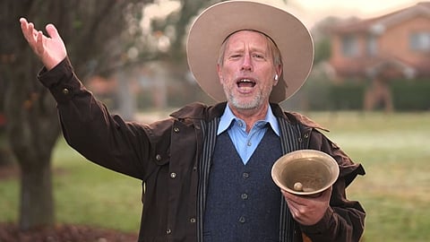 Guinness crowns Canberra town crier as world's loudest person at 122.4 decibels 