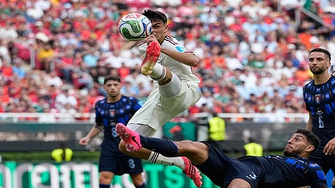 Spain wins World Cup group, beating Uruguay 1-0