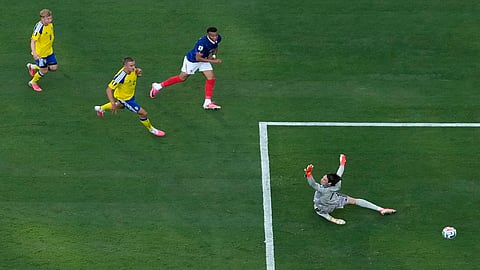 France beats Sweden 3-0