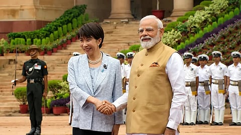 Japanese PM accorded ceremonial welcome at Rashtrapati Bhavan