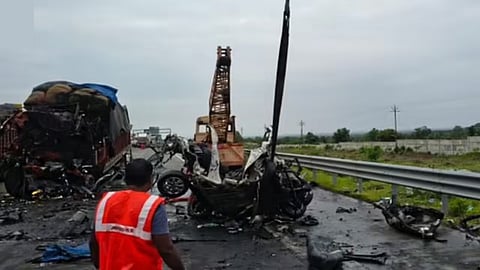 6 killed as truck collides with car on Samruddhi Expressway