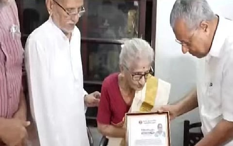 Vijayan presents Prof M K Sanu Award to Leelavathy