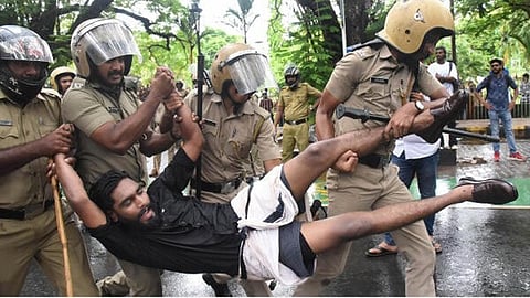 SFI protest over student suspensions turns violent at Central University of Keralam