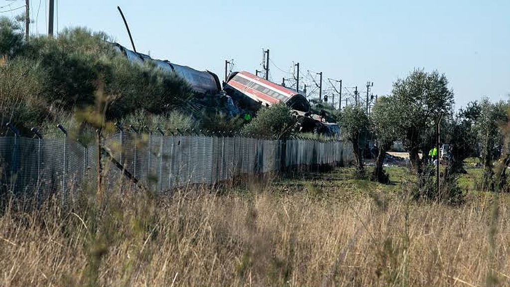 Reports: 10 dead in crash between 2 Spanish trains crash in Toledo province