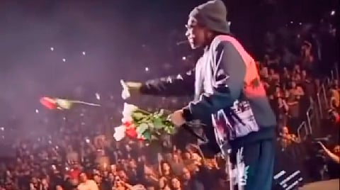 En ese momento el recinto se iluminó completamente porque las cámaras se encontraban grabando para guardar este gran momento