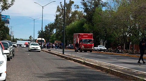 Vuelven bloqueos de normalistas en Morelia; con autobuses tapan en Xangari 