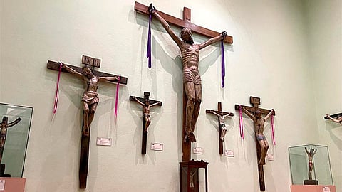 Destaca la efigie de un crucifijo traído de Filipinas, esculpido en marfil, montado en una cruz de madera de ébano y con remates de bronce