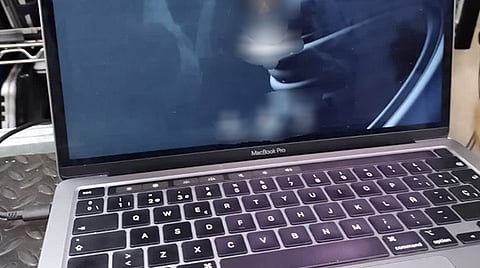 Le roban MacBook y la halla en venta en plaza de Morelia; logra recuperarla