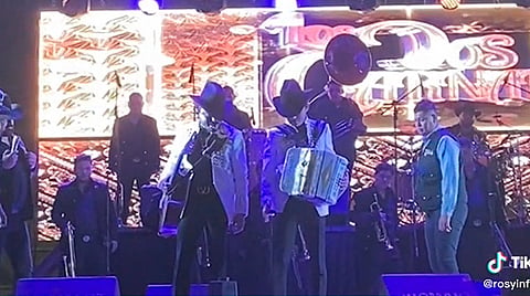 Les sacan arma a "Los dos carnales" en Michoacán y cancelan show [Video]