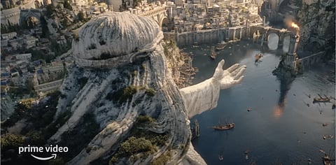 La serie se basa en la historia de la Tierra Media del autor J. R. R. Tolkien cubriendo la forja de los Anillos de Poder, el surgimiento del Señor Oscuro Sauron, la historia del reino insular de Númenor y la última alianza entre Elfos y Hombres