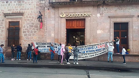 Michoacán: bloquea CNTE azul bancos Santander
