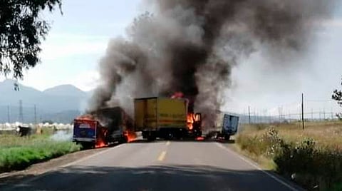 Presuntos normalistas queman cinco camiones y bloquean carretera de Michoacán