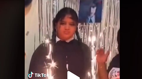 Realiza su cumpleaños temático de Merlina y se vuelve viral [VIDEO]