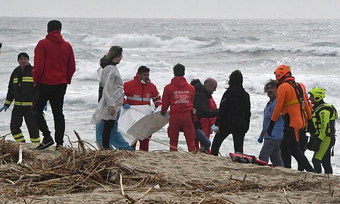 Mueren 62 migrantes en naufragio de un barco en Italia; más de 200 iban a bordo