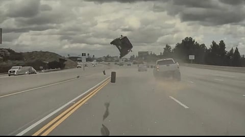 Camioneta pierde llanta y ocasiona impactante accidente a alta velocidad [Video]