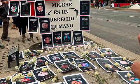 A un mes de la muerte de 40 migrantes, colocan memorial y exigen justicia