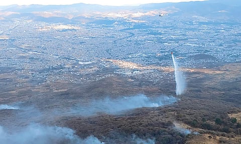 Al momento los helicópteros han realizado 8 descargas equivalentes a más de 6 mil 400 litros de agua
