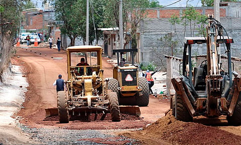 Tendrá concreto hidráulico y contará con drenaje sanitario, descargas y tomas domiciliarias, banquetas, rampas y guarniciones, así como señalamiento horizontal para paso seguro de peatones