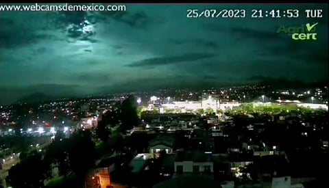 ¿Meteorito? Extraña luz en el cielo sorprende en Michoacán [VIDEOS]