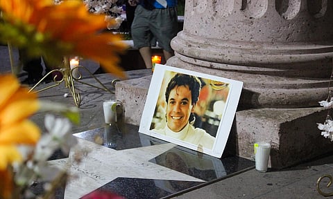 Llenan de flores en Michoacán monumento de Juan Gabriel a 7 años de su muerte