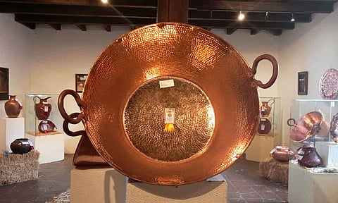 Brillan artesanías de cobre en la Feria Nacional de Santa Clara