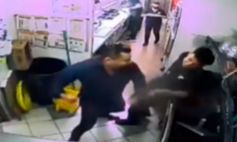 Golpea brutalmente a empleado de Subway; le pidieron que se formara en la fila, denuncian