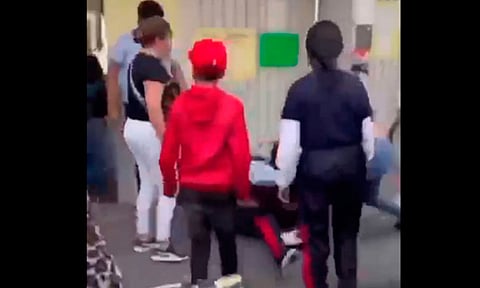 Señora da golpiza a estudiante de 13 años afuera de secundaria [VIDEO]